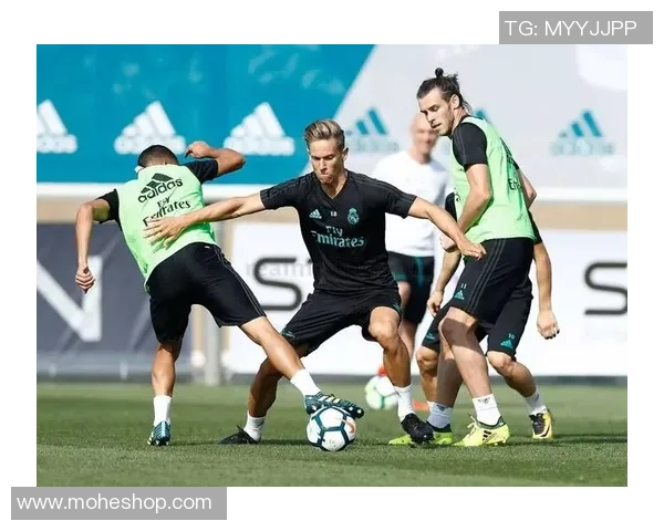 圣保罗与维多利亚对决出场阵容分析及战术布局探讨 圣保罗与维多利亚对决出场阵容分析及战术布局探讨